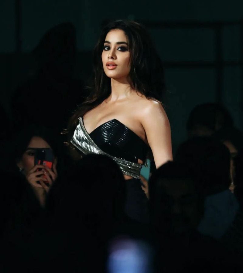 30 Deep Neck Cleavage Hot Pics of Janhvi Kapoor in Chic Outfits