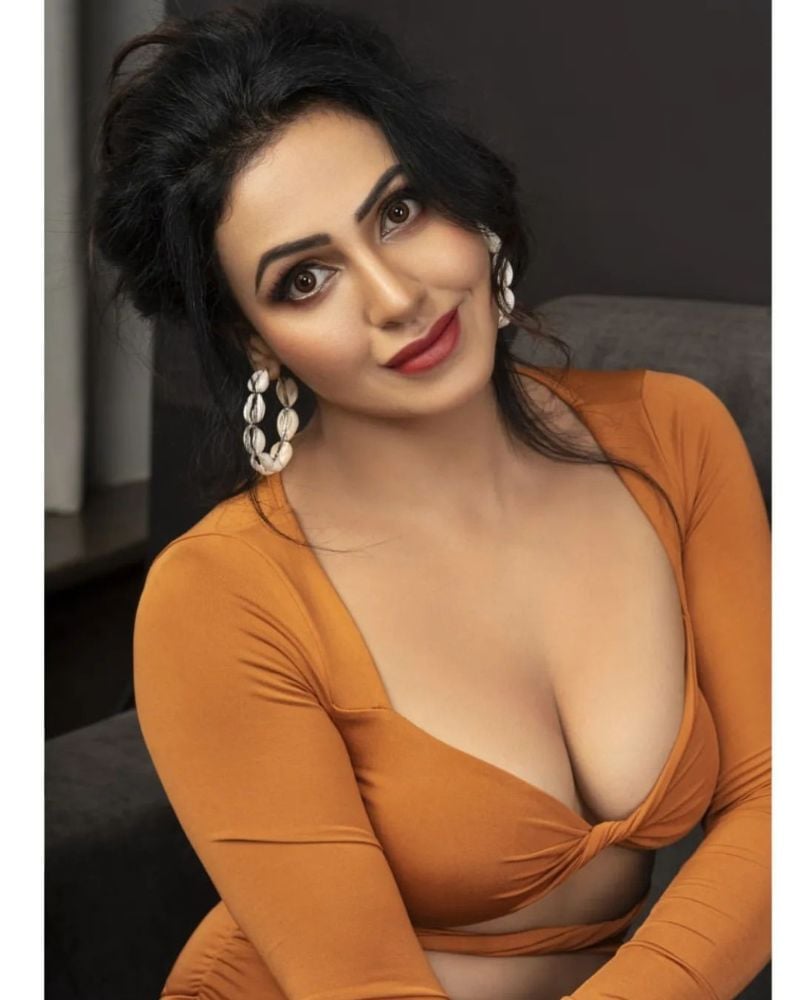 Hot Photos of Nandini Rai in Skimpy clothes, Cleavage-baring outfits & Lots more
