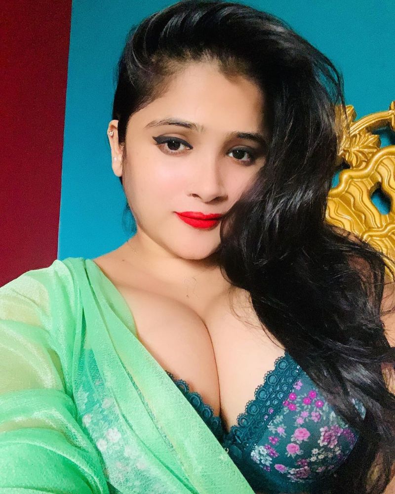 Hot Photos of Fashion Influencer Piyali - Check out her Busty Pics!