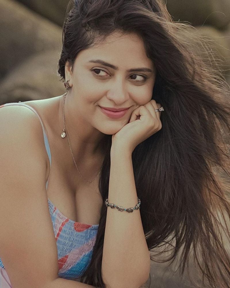 Low neck Cleavage-baring Photos of Sanya Thakur, the glamorous actress of Telugu Cinema