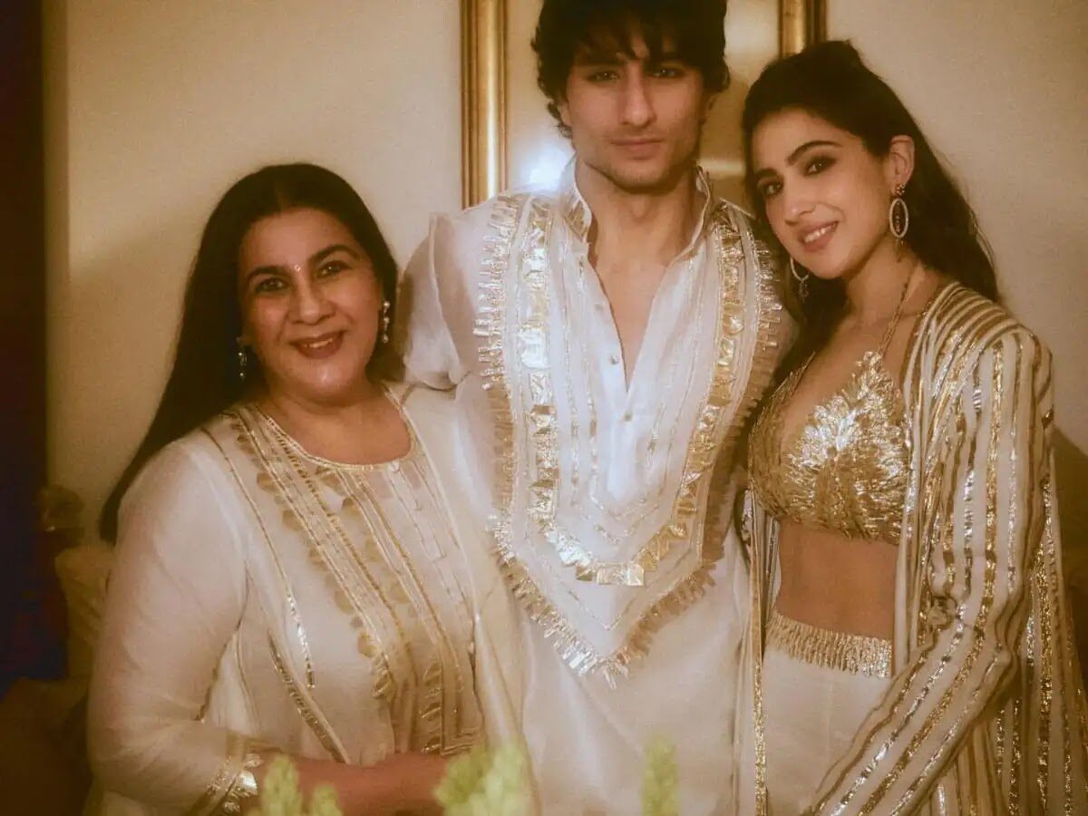 Sara Ali Khan With mother and brother