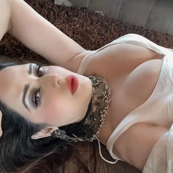 Poonam Jhawer Busty Pics Go Viral on the Internet