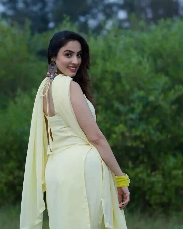 Priyanka Kholgade Cleavage-Baring Suit Pics