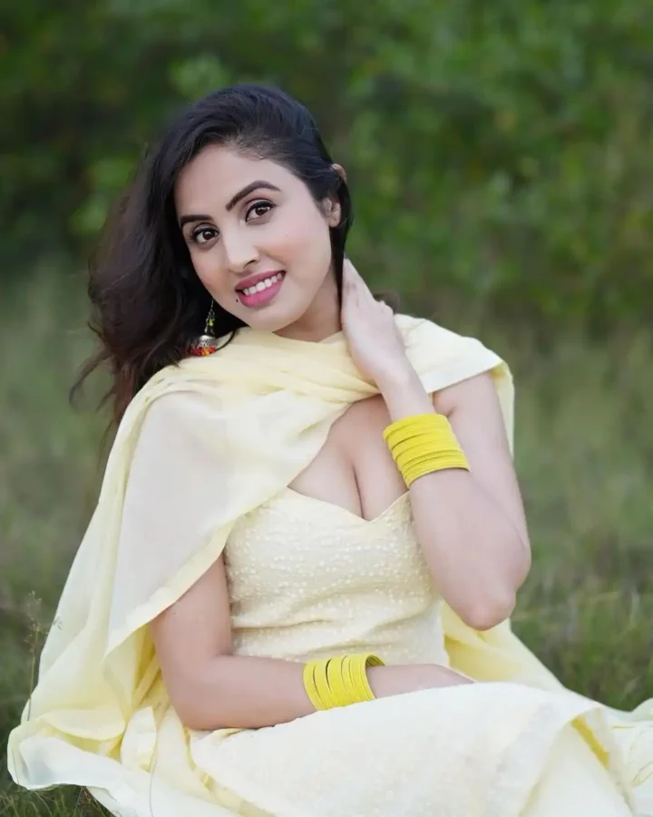 Priyanka Kholgade Cleavage-Baring Suit Pics