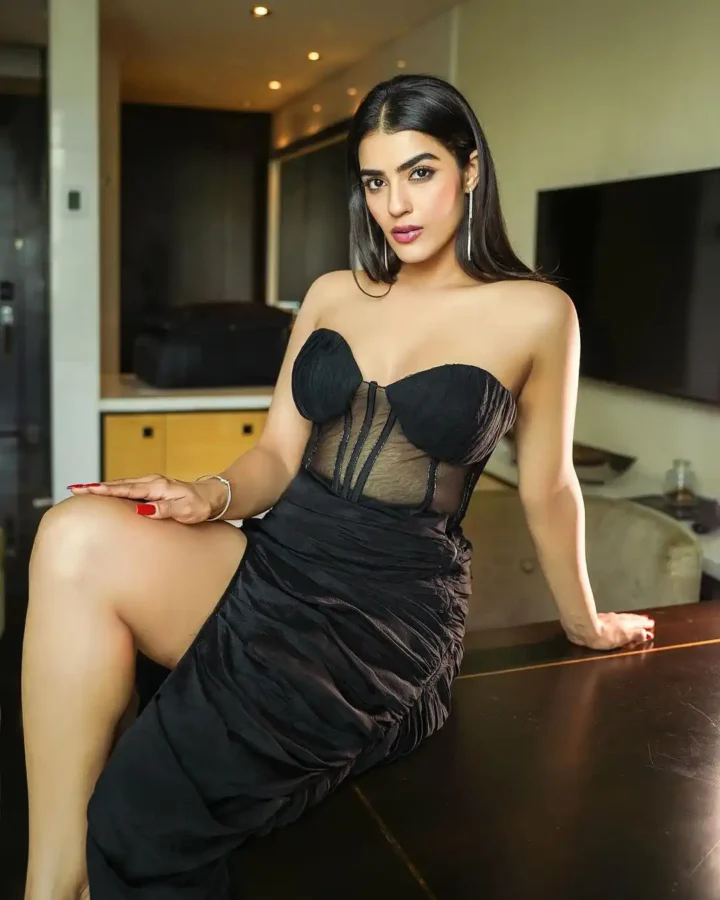 Kavya Thapar Sexy Pics (32)