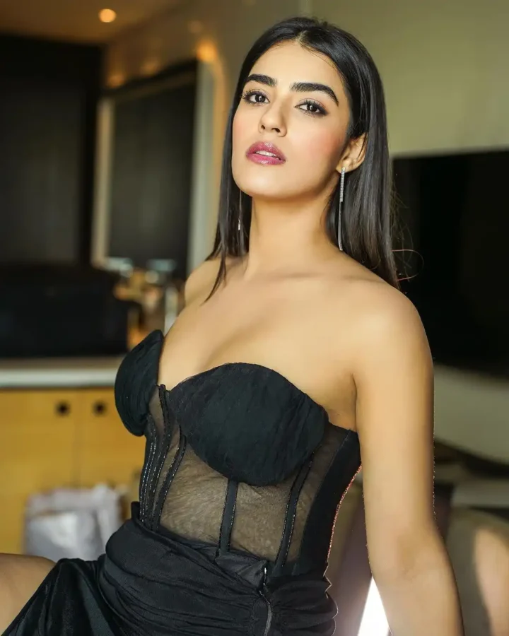 Kavya Thapar Sexy Pics (34)