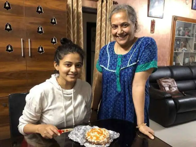 Priyamani-with-mother-lathamani-iyer