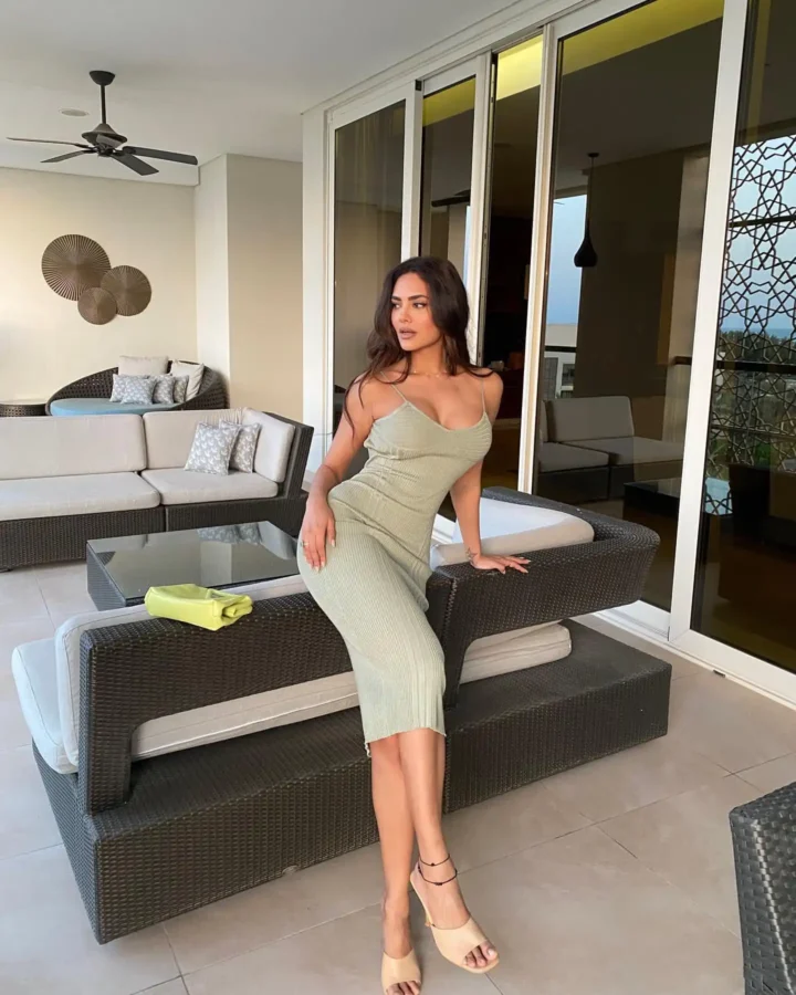 Esha Gupta Sexy And Bold Pics (20)