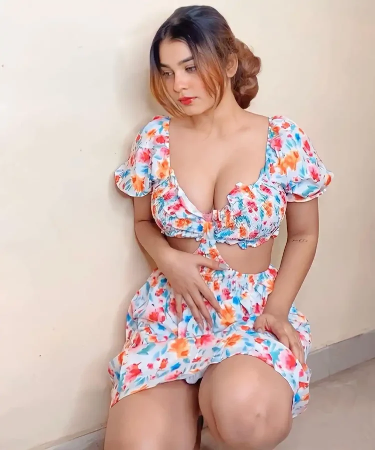 Hot Photos of Curvy Instagram Model Kanak Mishra (10)