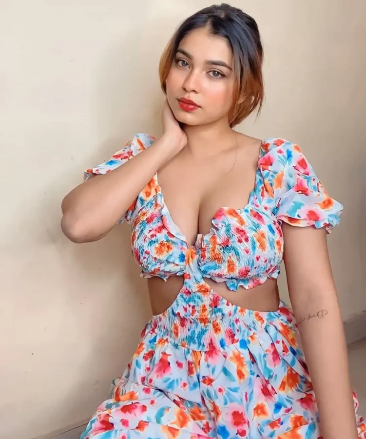 Hot Photos of Curvy Instagram Model Kanak Mishra (11)
