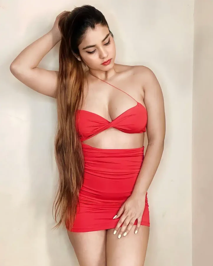 Hot Photos of Curvy Instagram Model Kanak Mishra (14)