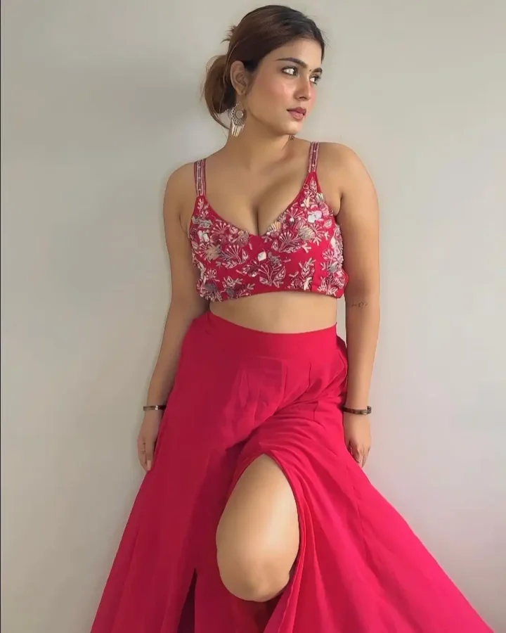 Hot Photos of Curvy Instagram Model Kanak Mishra (22)
