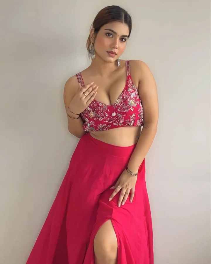 Hot Photos of Curvy Instagram Model Kanak Mishra (23)