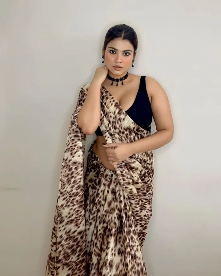Hot Photos of Curvy Instagram Model Kanak Mishra (27)