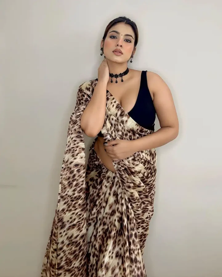 Hot Photos of Curvy Instagram Model Kanak Mishra (28)