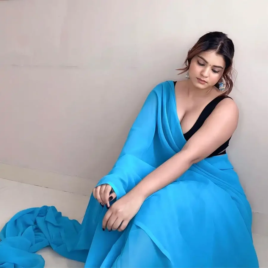 Hot Photos of Curvy Instagram Model Kanak Mishra (30)