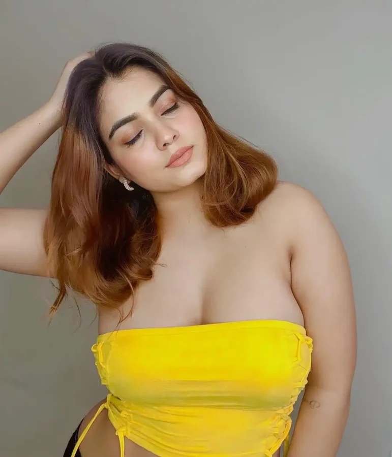 Hot Photos of Curvy Instagram Model Kanak Mishra (38)