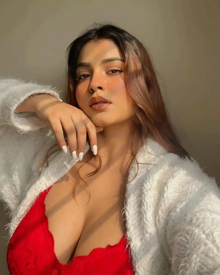 50+ Hot Photos of Curvy Instagram Model Kanak Mishra