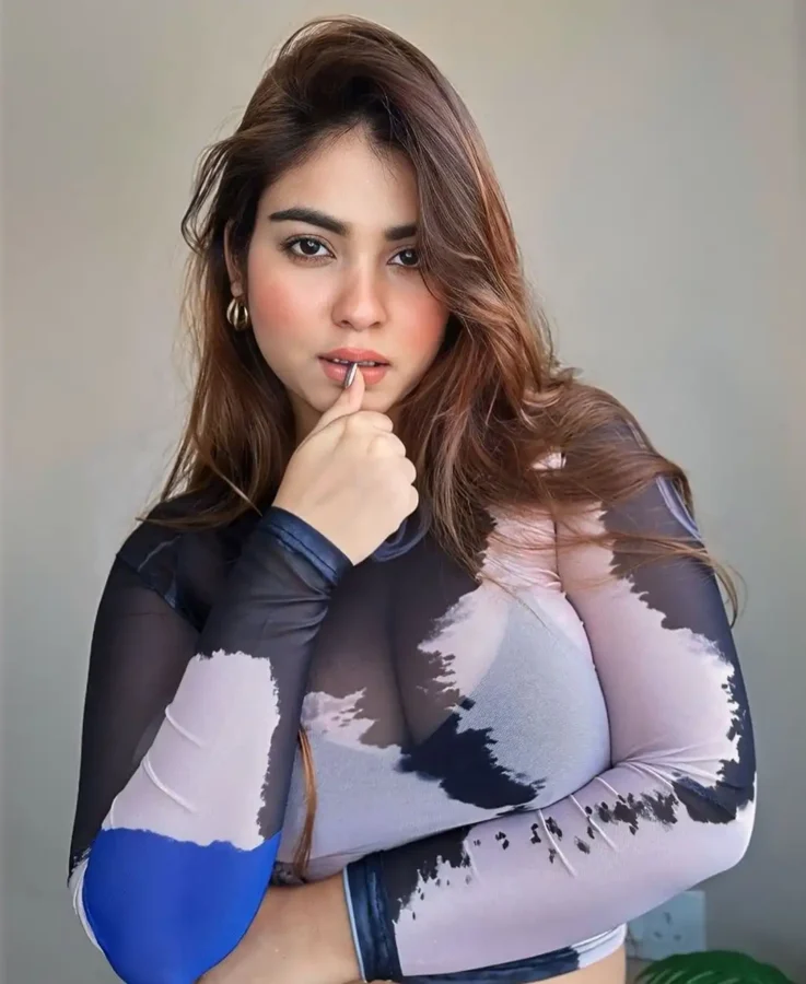 Hot Photos of Curvy Instagram Model Kanak Mishra (57)