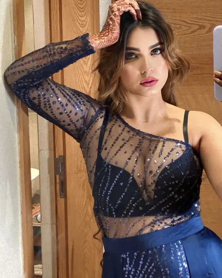 Hot Photos of Curvy Instagram Model Kanak Mishra (6)