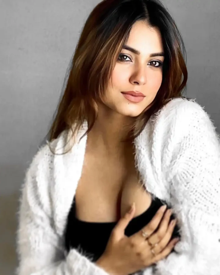 Hot Photos of Curvy Instagram Model Kanak Mishra (9)