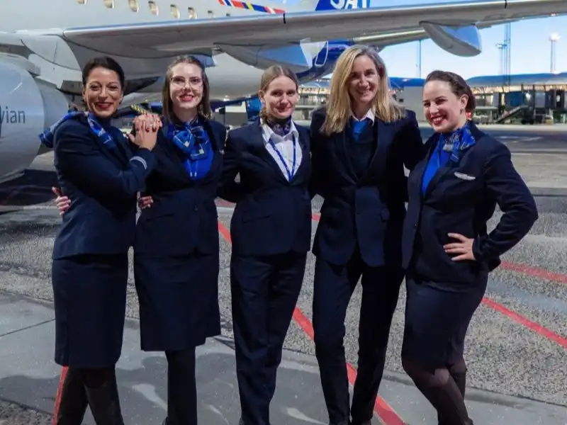 Scandinavian-airlines-sas-stewardess