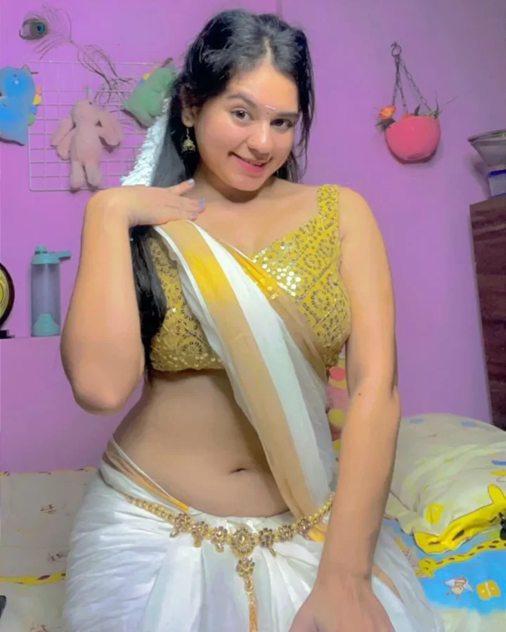 Sonali Kaintura Hot Photos (3)