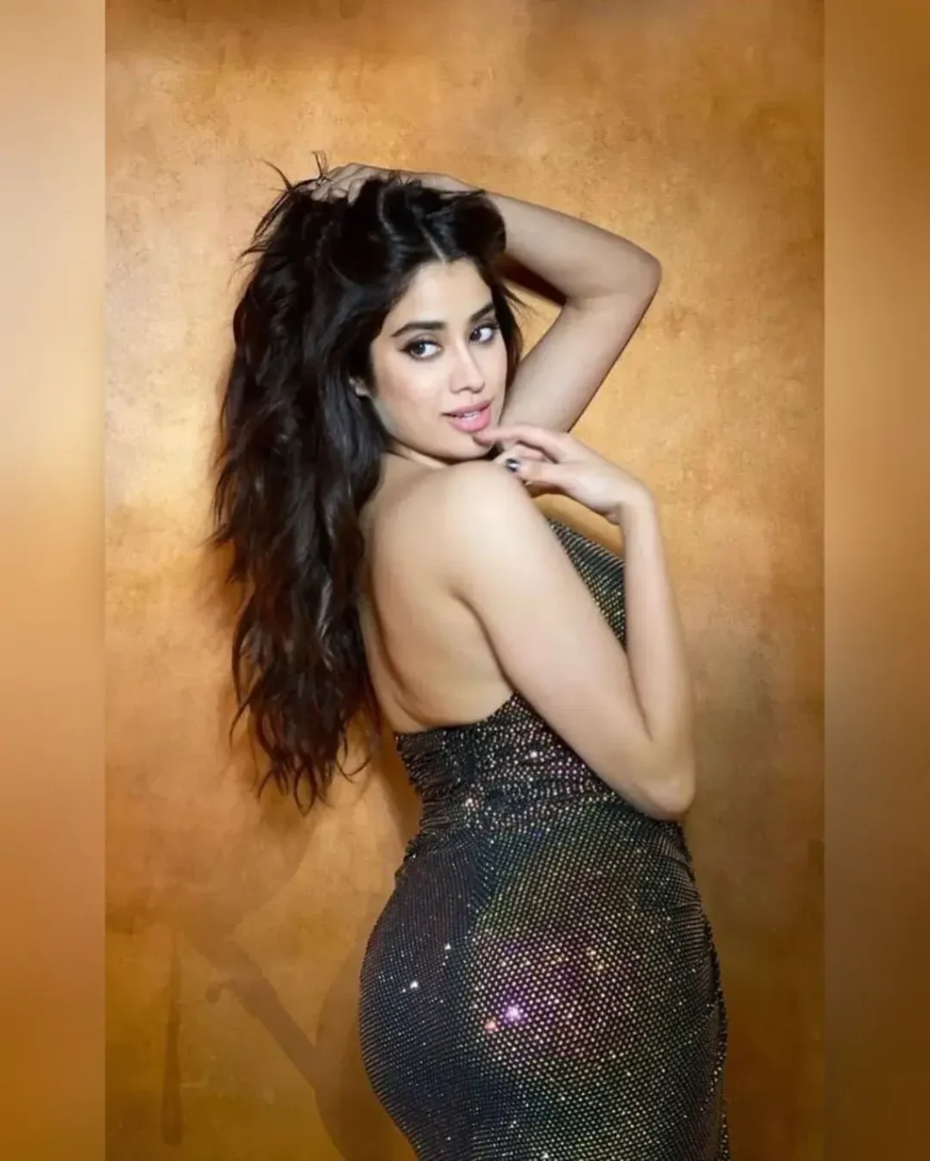 Jhanvi Kapoor: Curvy Body With Alluring Big Butt