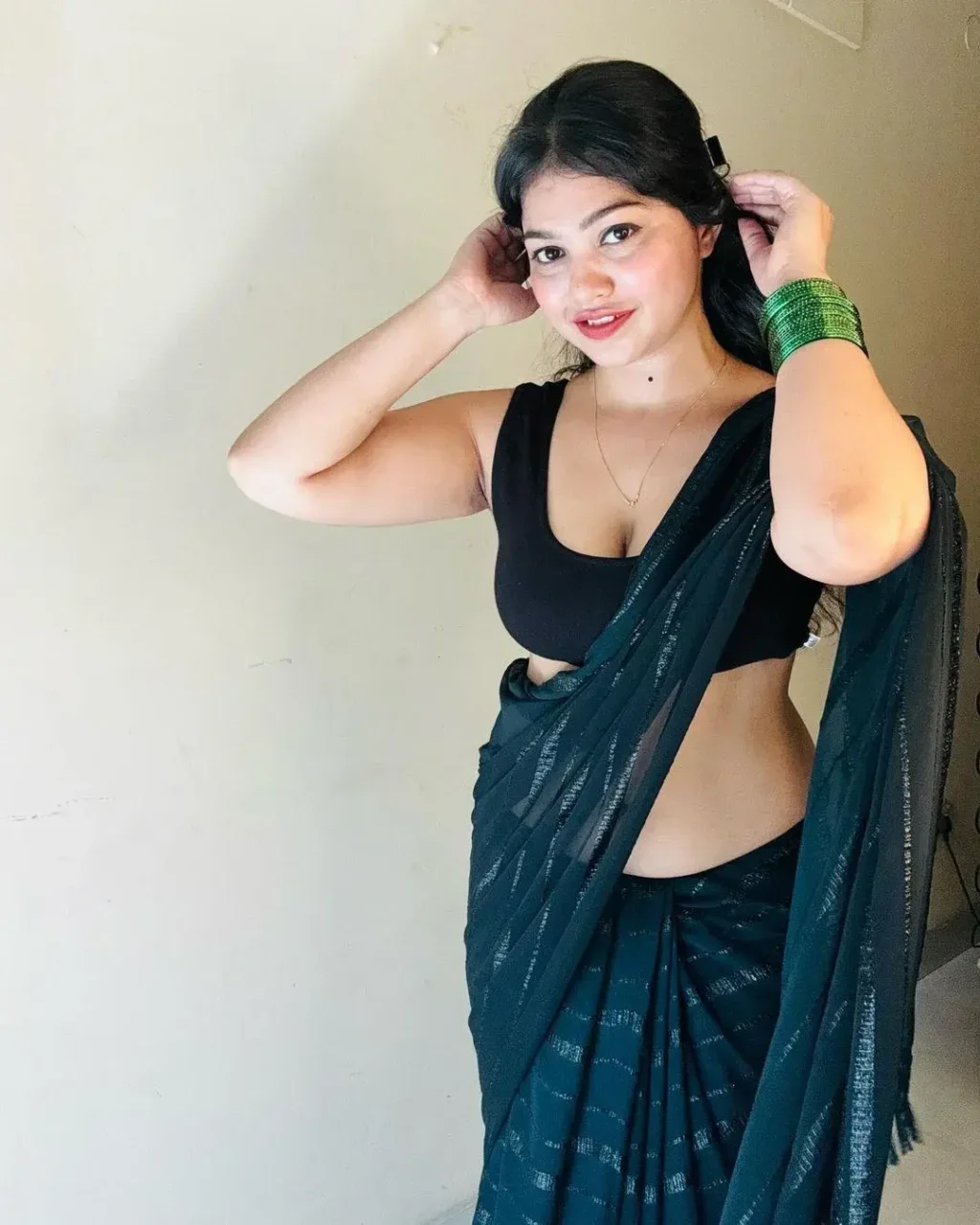 Rashmi Singh Rajput Saree Navel Pics (12)