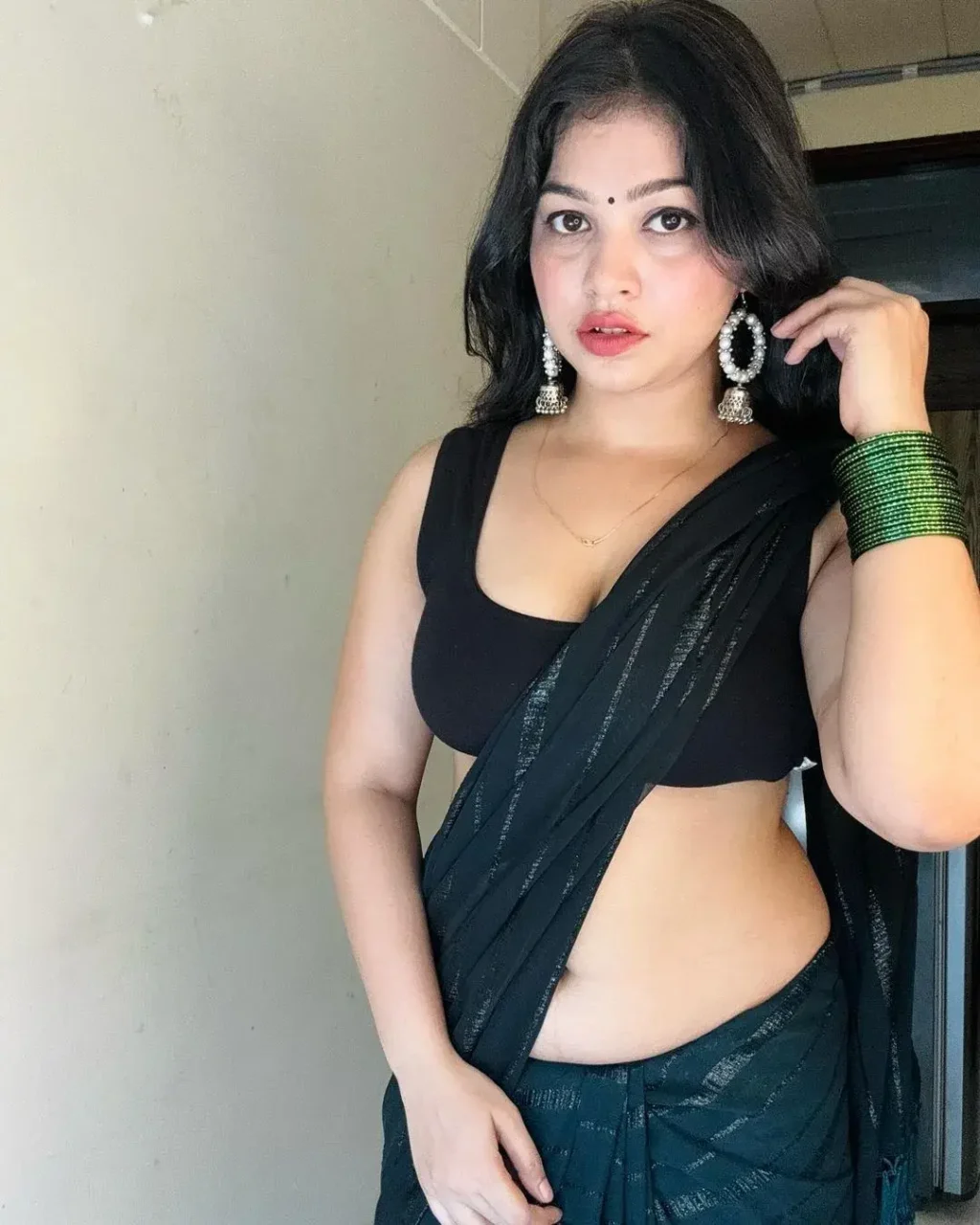 Rashmi Singh Rajput Saree Navel Pics (13)