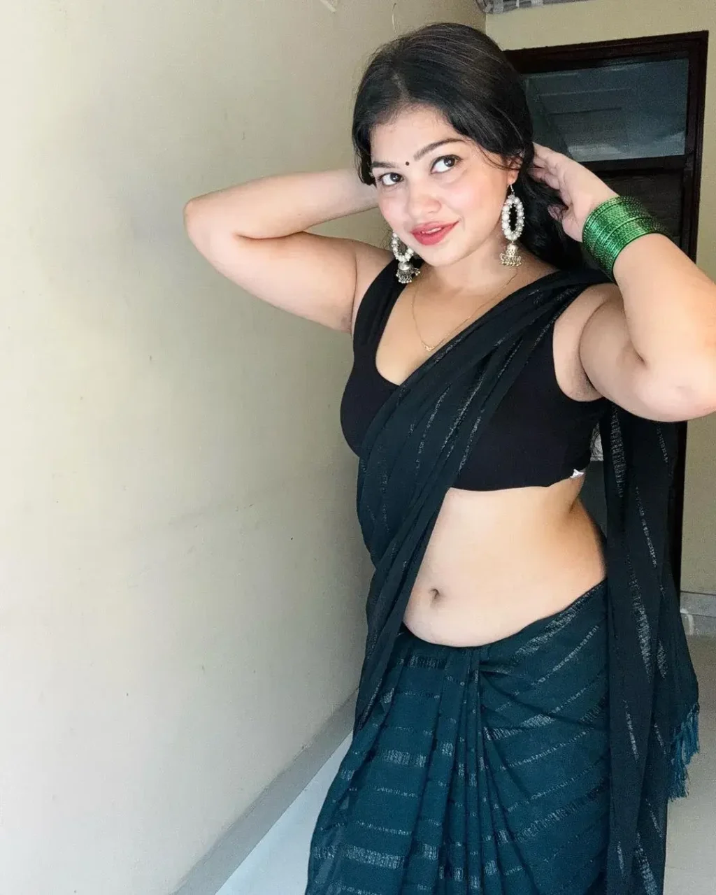 Rashmi Singh Rajput Saree Navel Pics (14)