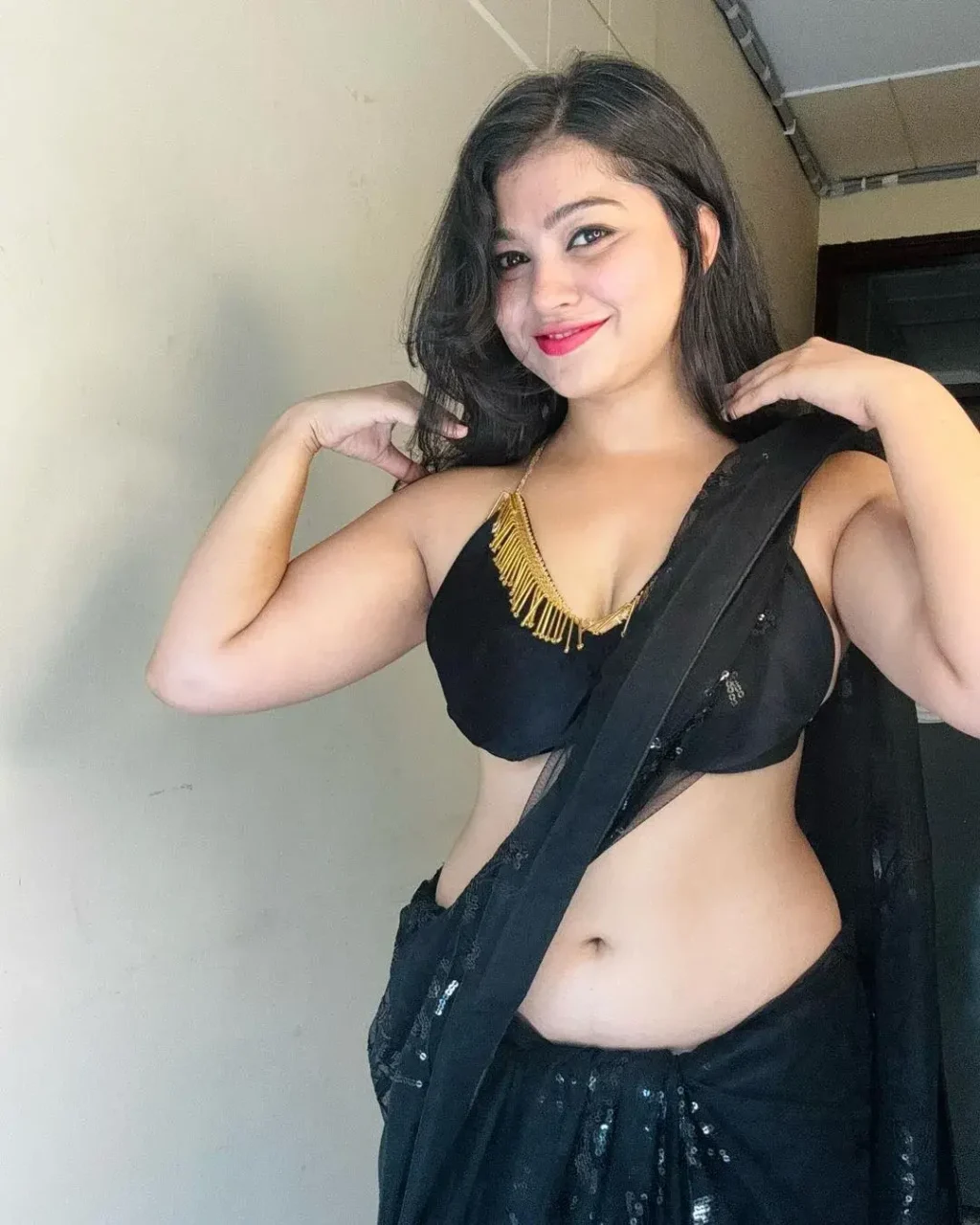 Rashmi Singh Rajput Saree Navel Pics (19)