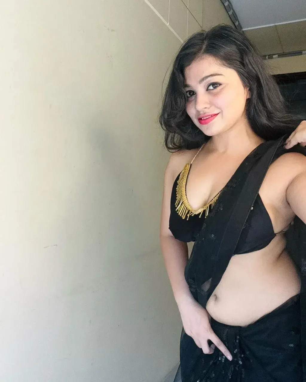 Rashmi Singh Rajput Saree Navel Pics (20)