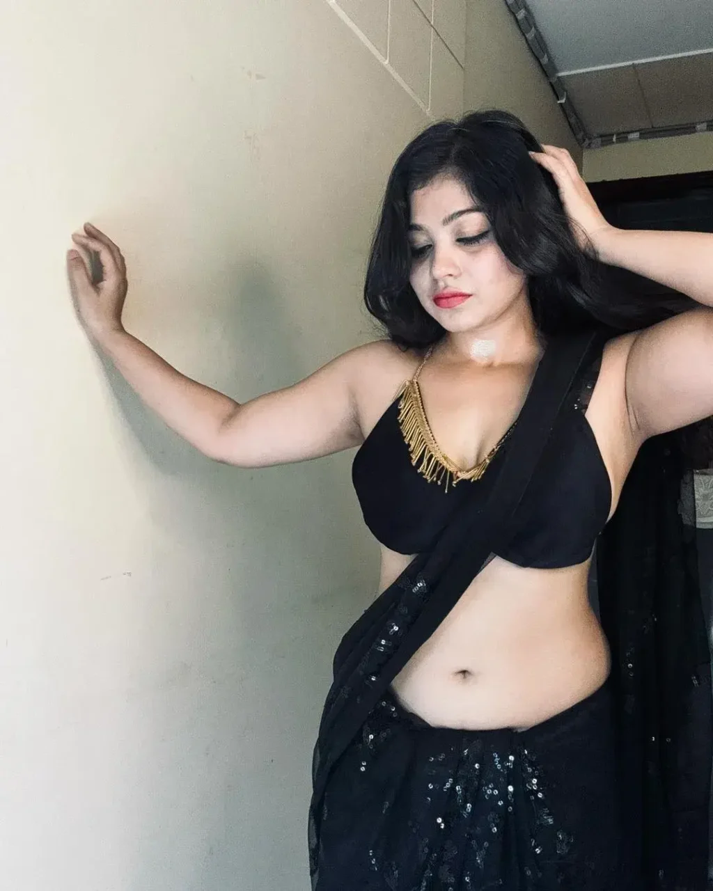 Rashmi Singh Rajput Saree Navel Pics (21)