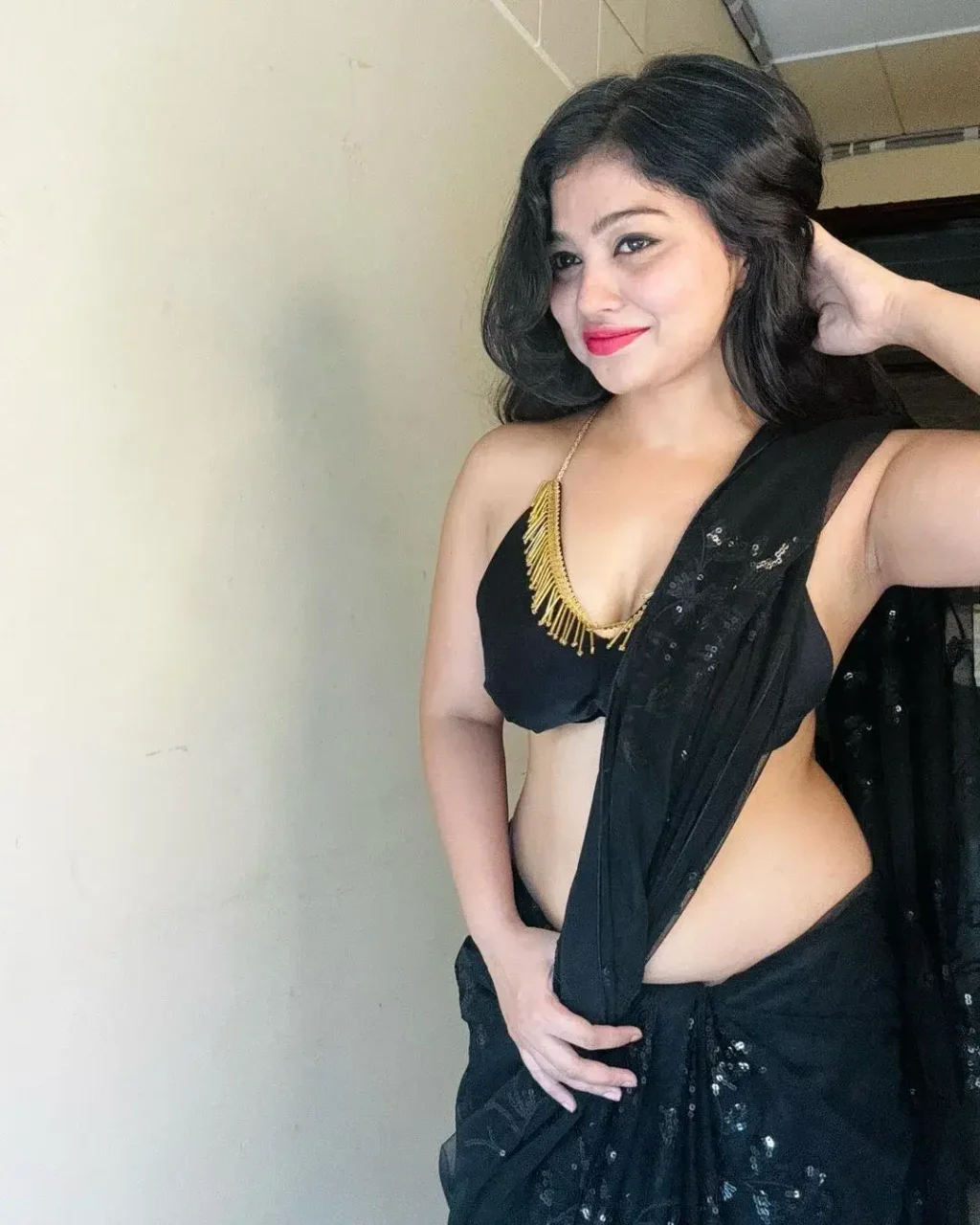 Rashmi Singh Rajput Saree Navel Pics (22)