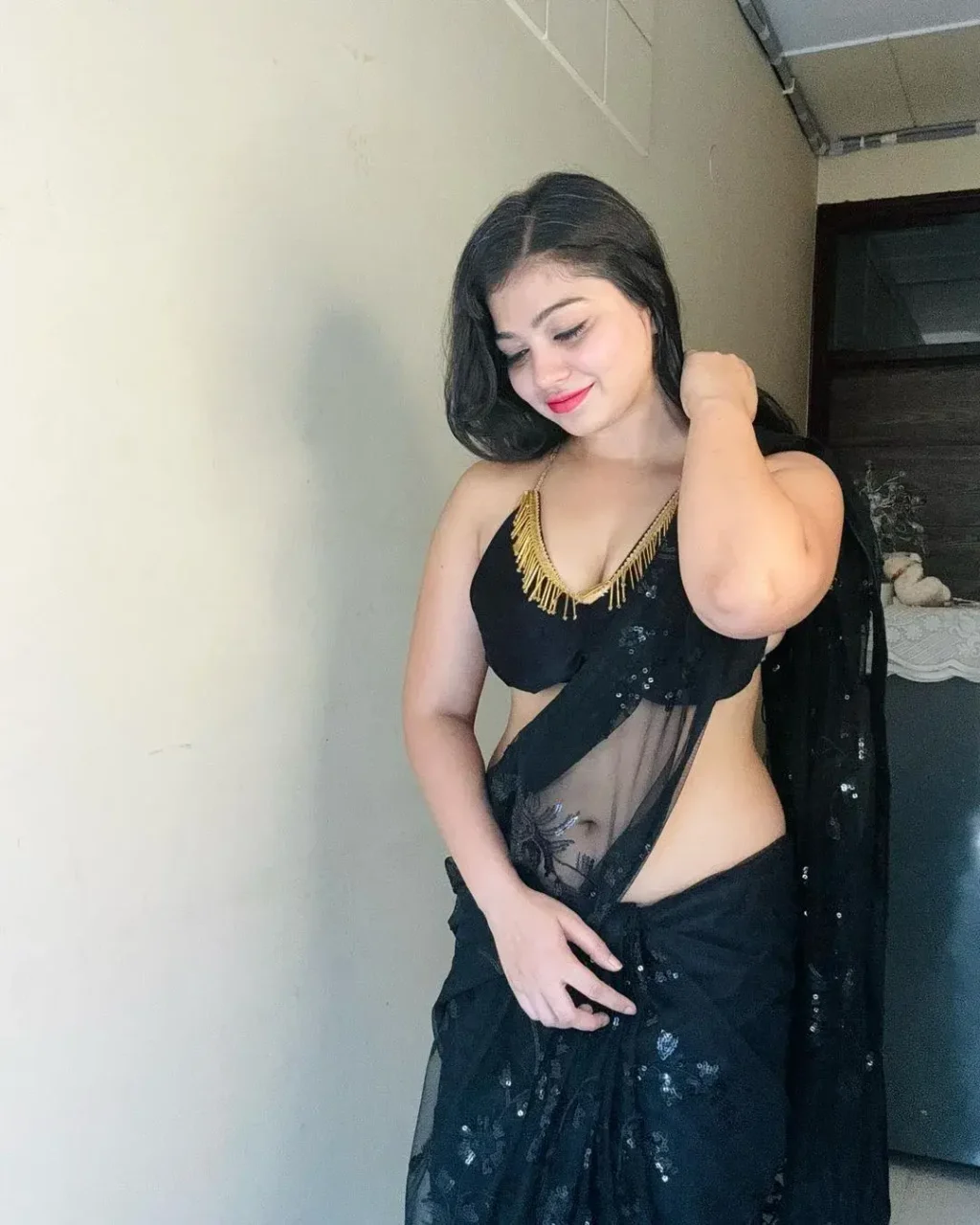 Rashmi Singh Rajput Saree Navel Pics (23)