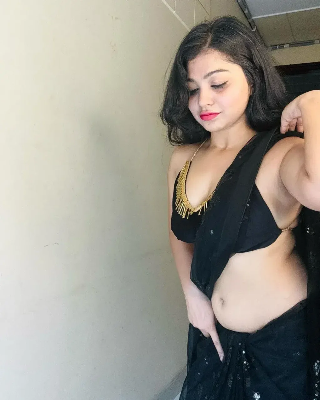 Rashmi Singh Rajput Saree Navel Pics (24)