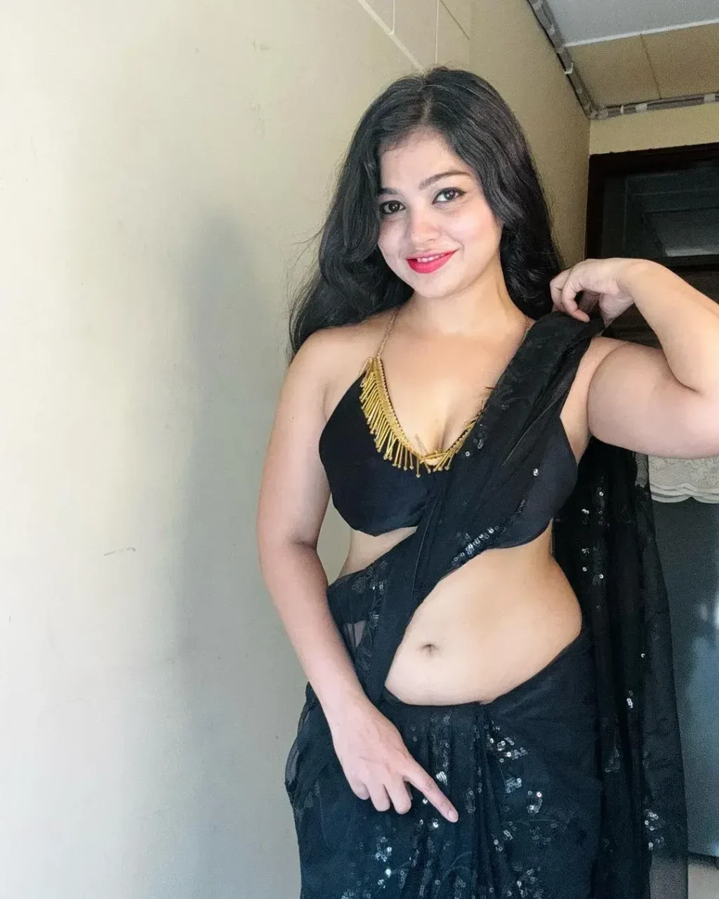 Rashmi Singh Rajput Saree Navel Pics (28)