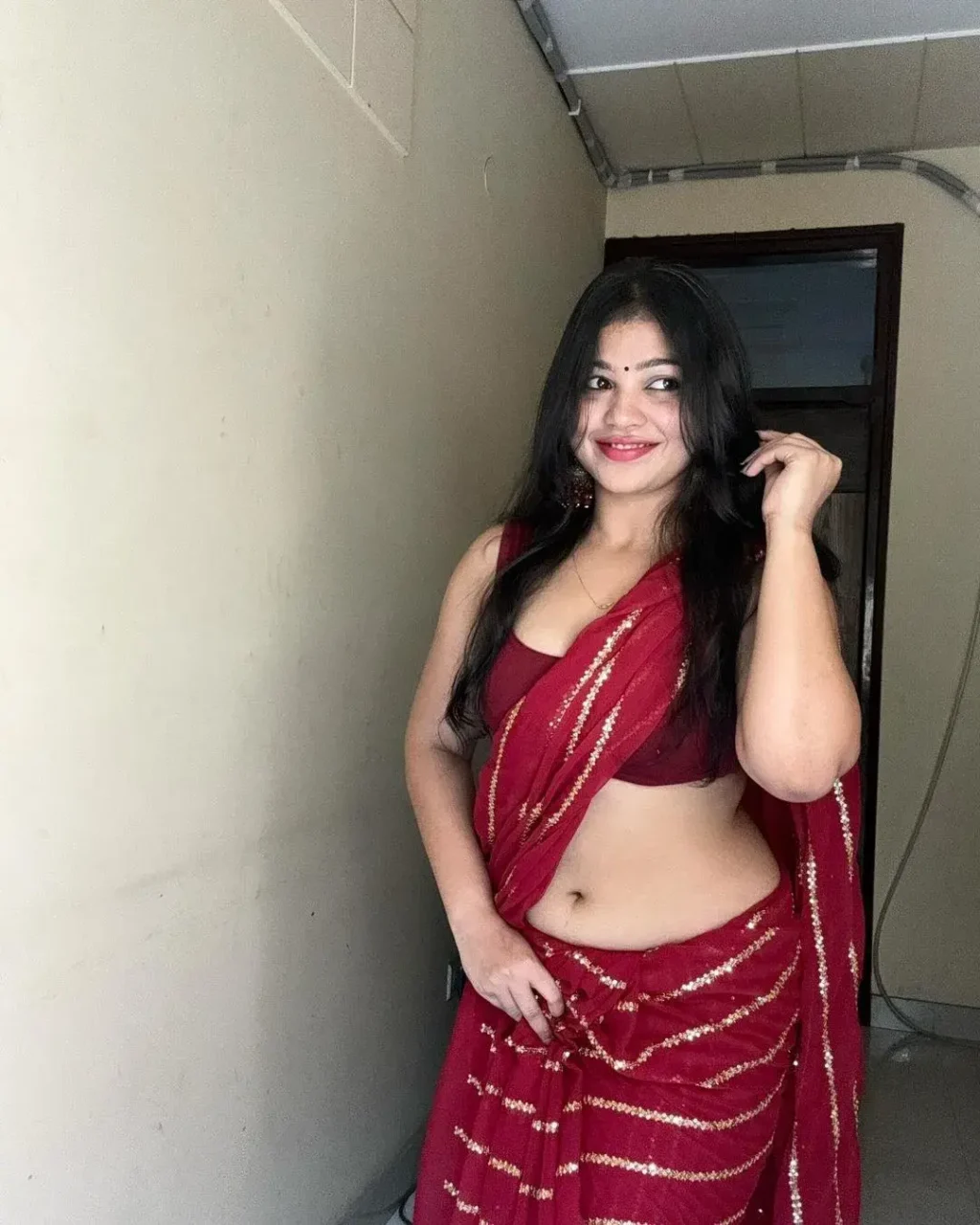 Rashmi Singh Rajput Saree Navel Pics (31)