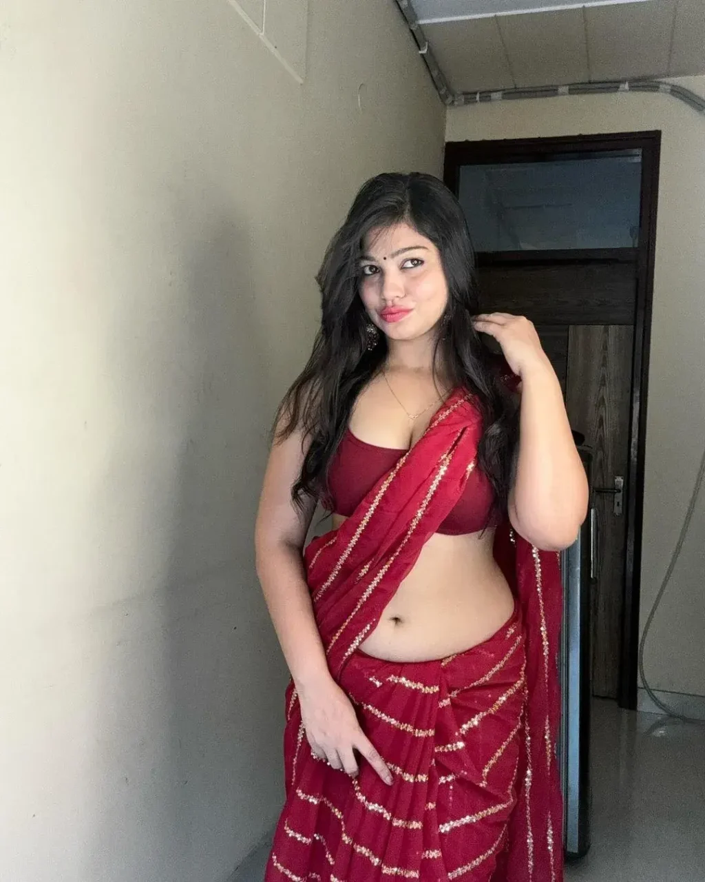 Rashmi Singh Rajput Saree Navel Pics (33)