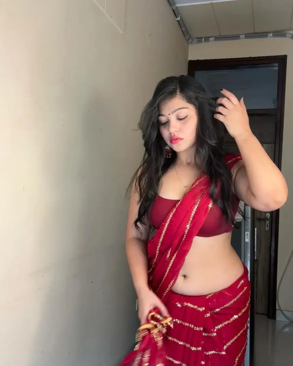 Rashmi Singh Rajput Saree Navel Pics (35)