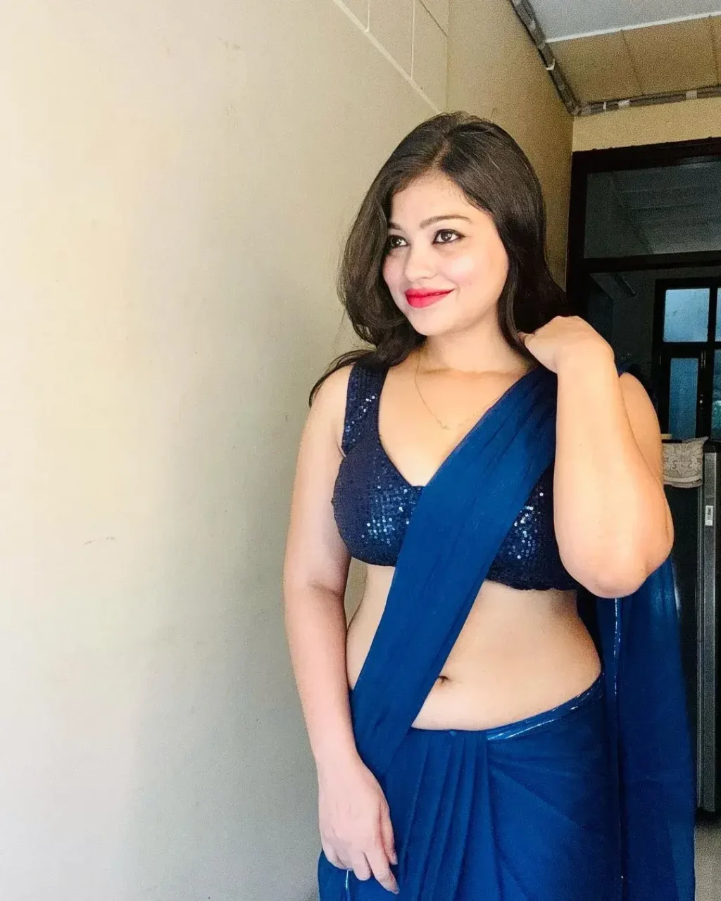 Rashmi Singh Rajput Saree Navel Pics (37)