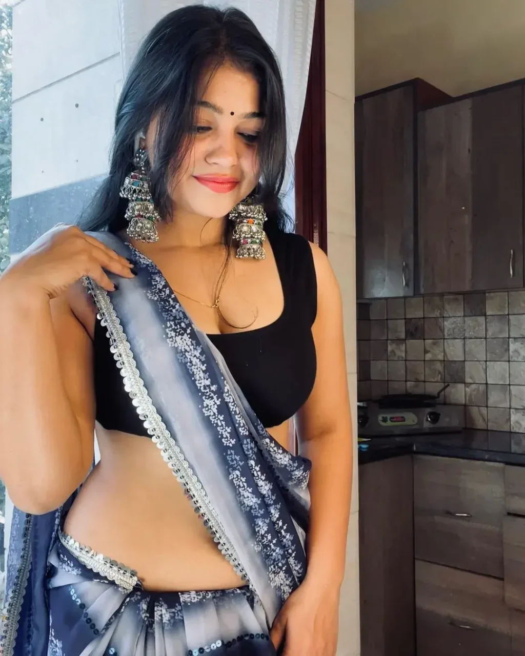 Rashmi Singh Rajput Saree Navel Pics (52)