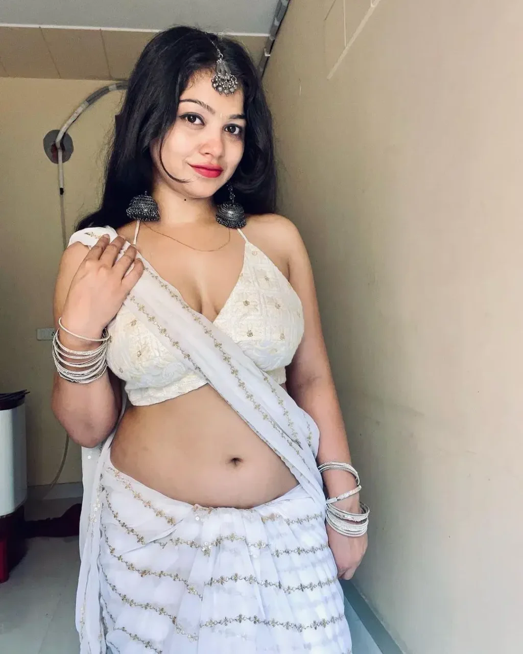 Rashmi Singh Rajput Saree Navel Pics (73)