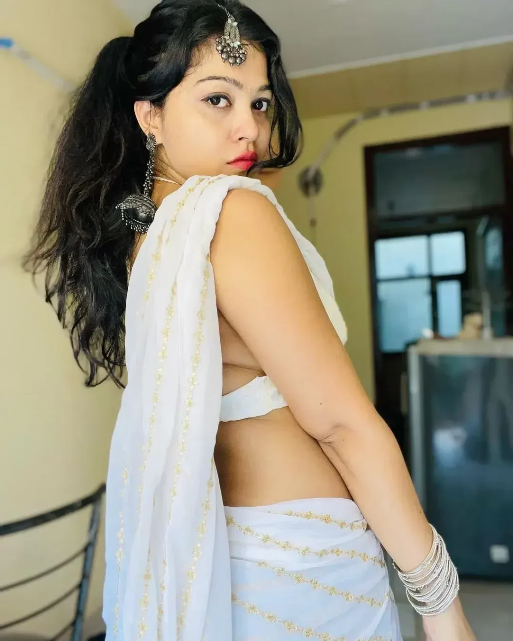 Rashmi Singh Rajput Saree Navel Pics (74)