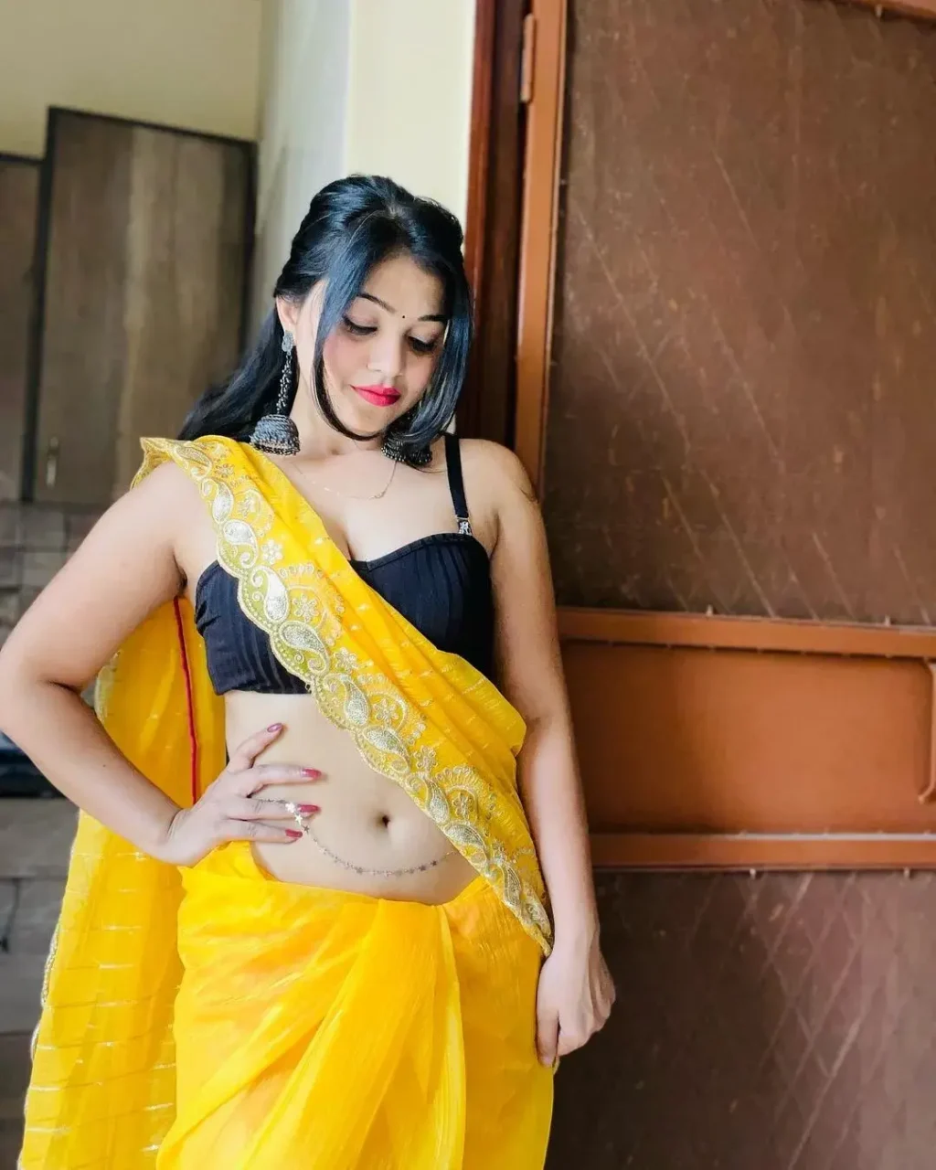 Rashmi Singh Rajput Saree Navel Pics (77)