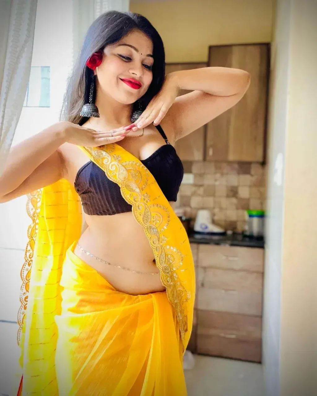 Rashmi Singh Rajput Saree Navel Pics (80)