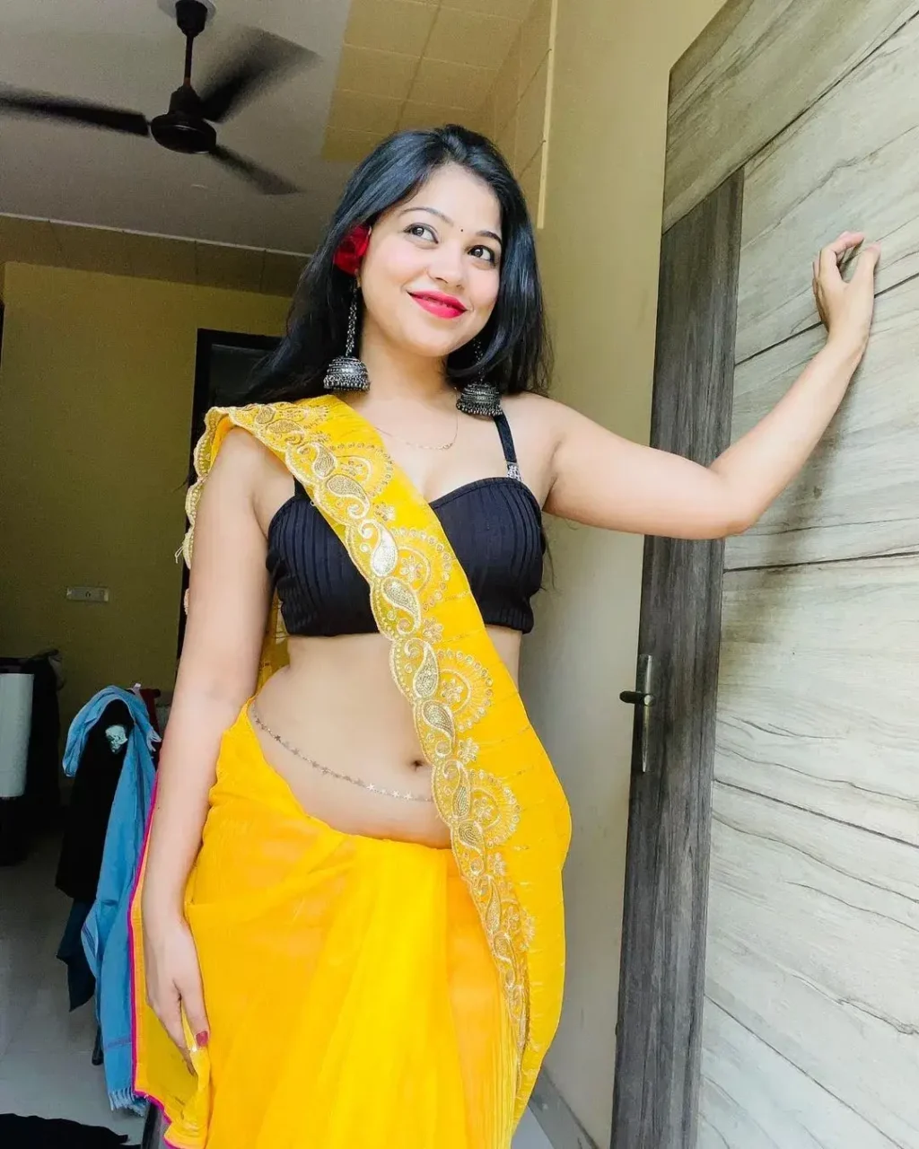 Rashmi Singh Rajput Saree Navel Pics (81)