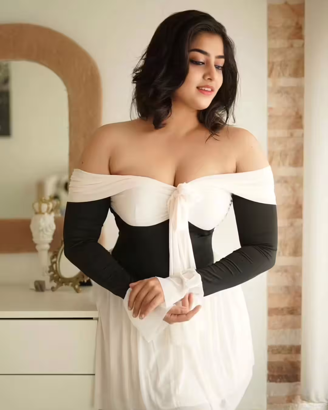 Inaya Saini Hot Pics, The Busty Indian Model (113)