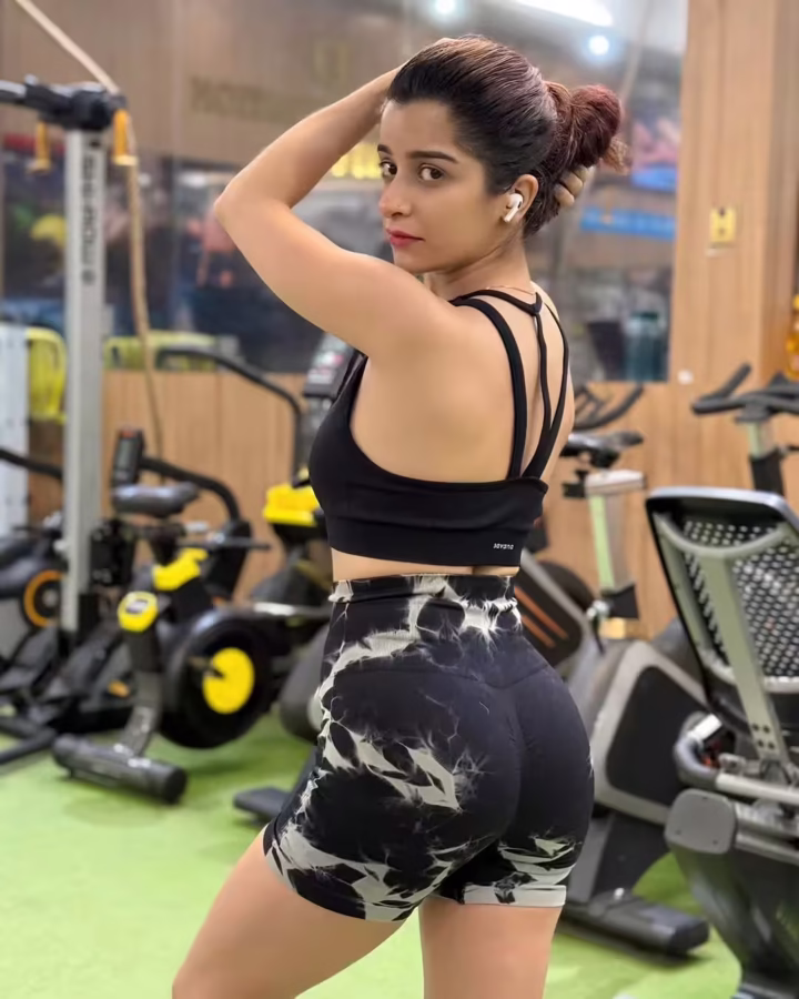 Zara Sapru Hot Pics (47)
